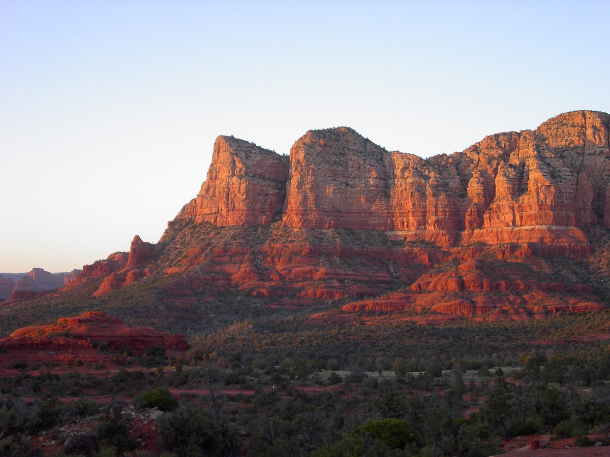The setting sun lights up the rocky cliffs of Sedona Utah with brilliant colours - things to see in the American Southwest