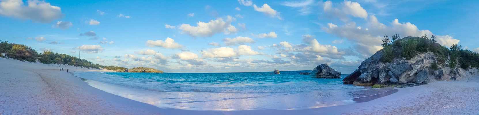 Pink sands and turquoise water of Horseshoe Bay Beach in Bermuda