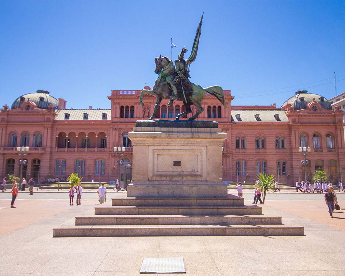 Monument of Manuel Belgrano in front of the Casa Rosada in microcentro.