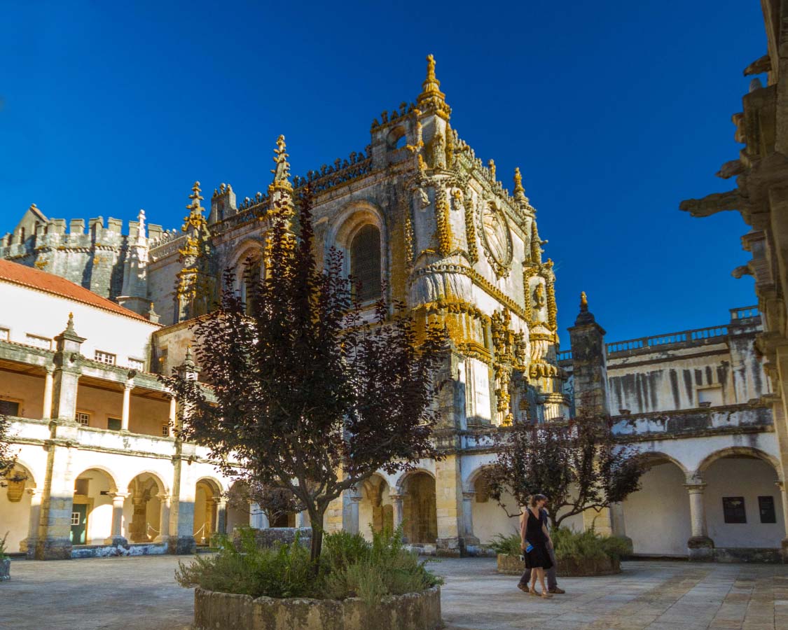 Can you visit the incredible cities of Alcobaca, Batalha, and Tomar in one day? Yes! We show you how to do it as a day trip from Lisbon Portugal