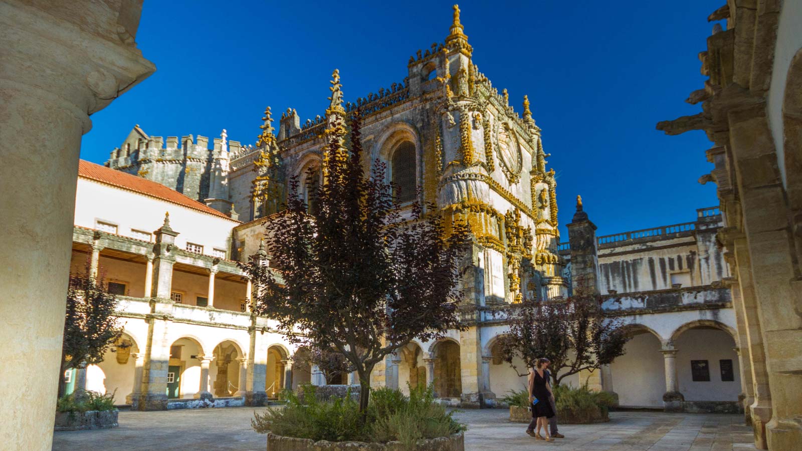 Can you visit the incredible cities of Alcobaca, Batalha, and Tomar in one day? Yes! We show you how to do it as a day trip from Lisbon Portugal