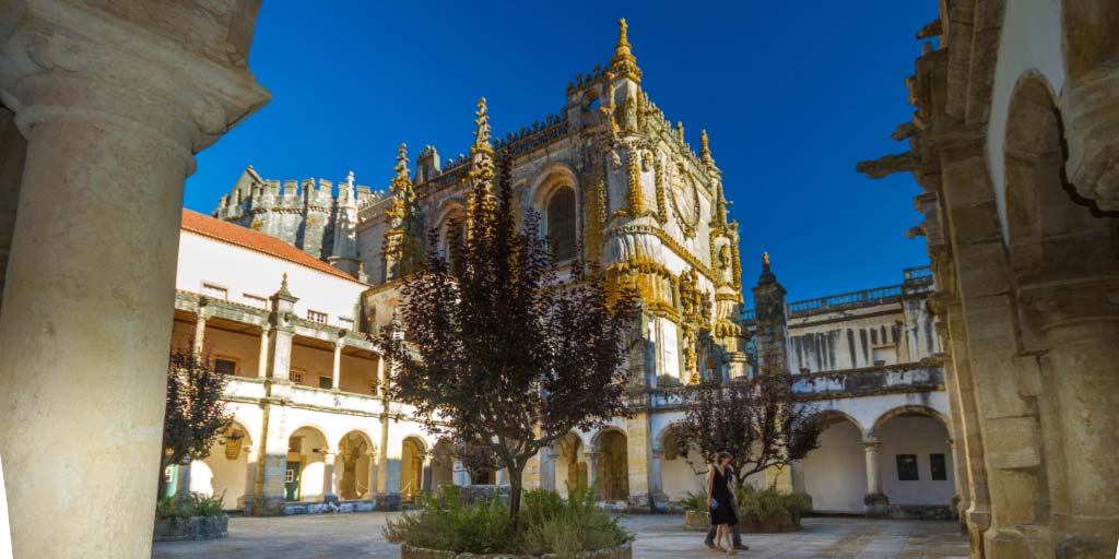 Can you visit the incredible cities of Alcobaca, Batalha, and Tomar in one day? Yes! We show you how to do it as a day trip from Lisbon Portugal