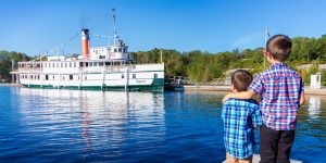 Regarder le Seqwun RMS des navires à vapeur du Lac Muskoka à Gravenhurst en Ontario lors d'une Croisière en bateau à vapeur du Lac Muskoka