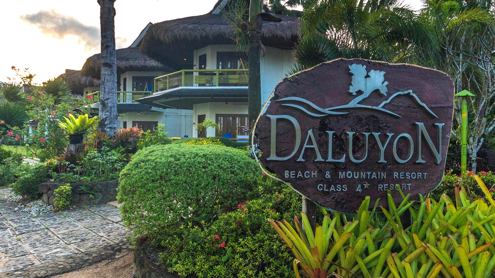 The Daluyon Beach and Mountain Resort is an eco-resort in the town of Sabang. It is one of the best hotels near the Puerto Princesa Underground River. With excellent amenities and a restaurant known for great local dishes, it has become one of the best hotels in Puerto Princesa. But does it live up to its reputation?