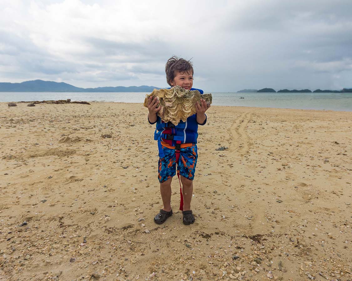 San Vicente Palawan shell hunting