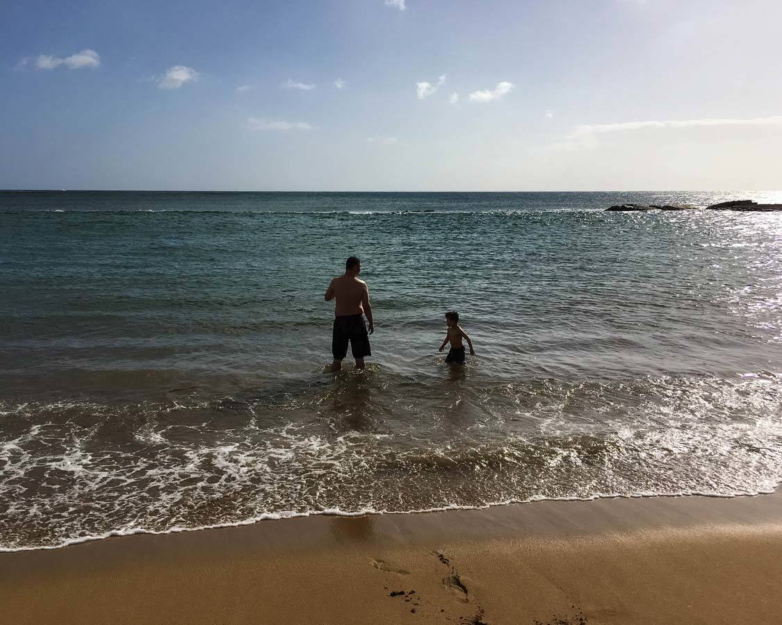  Salt Dammer Stranden I Kauai Med Barn