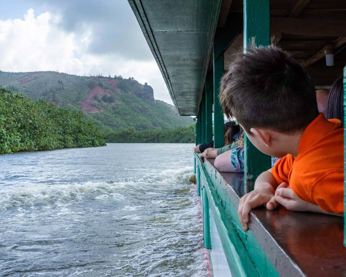  Bateau de la famille Smiths Luau à la Grotte des Fougères avec des enfants