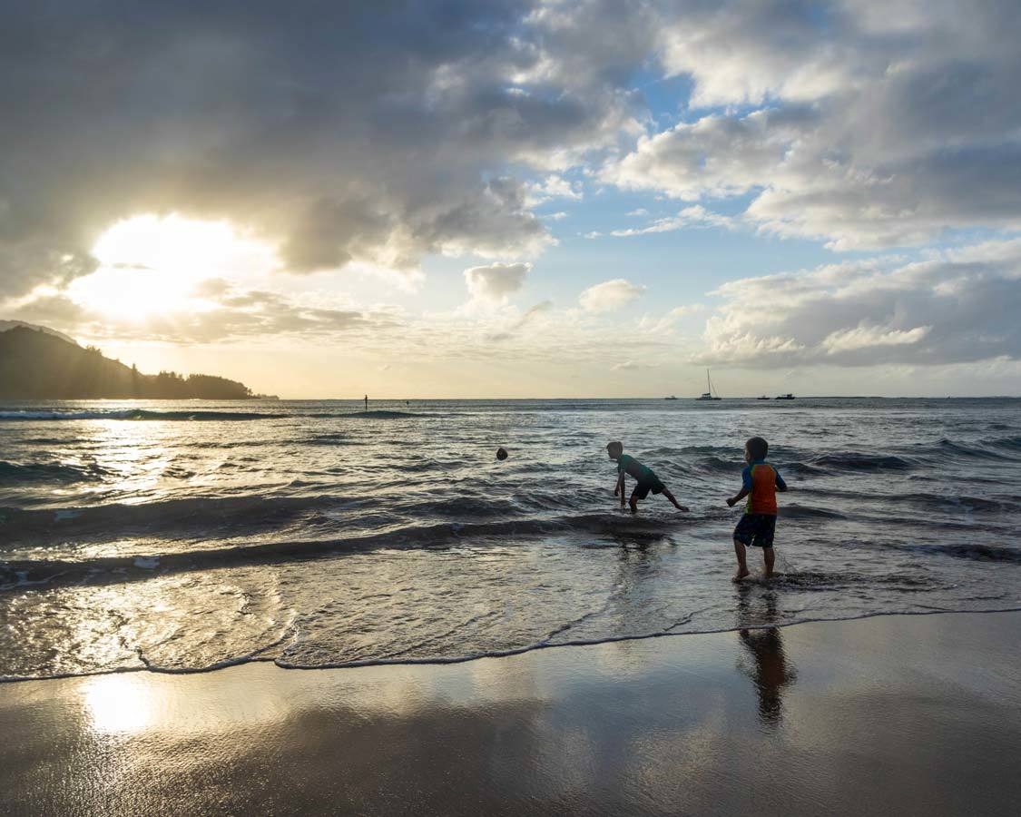  Solnedgång simning på Hanalei beach i Kauai för barn