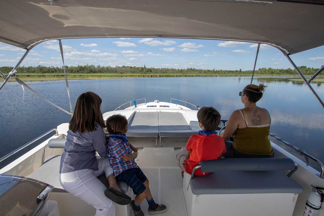 Rideau River Cruise with Le Boat in Smiths Falls