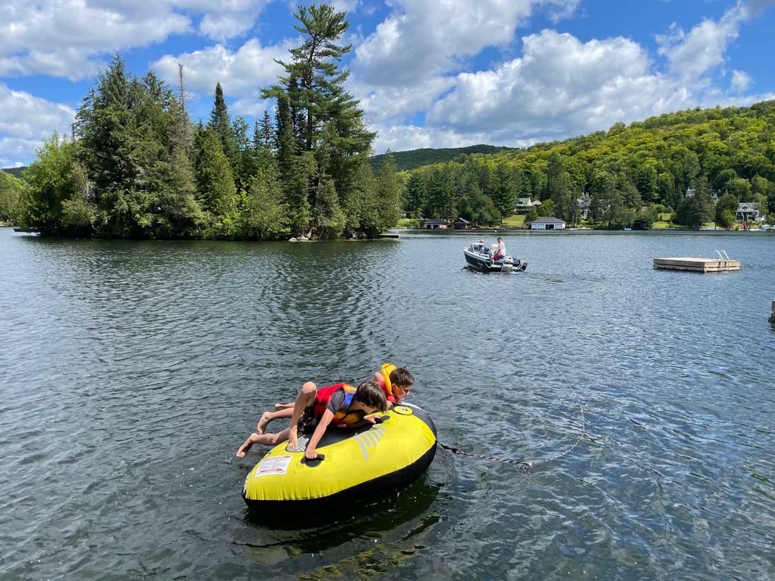 A family tubing in the Laurentian Mountains