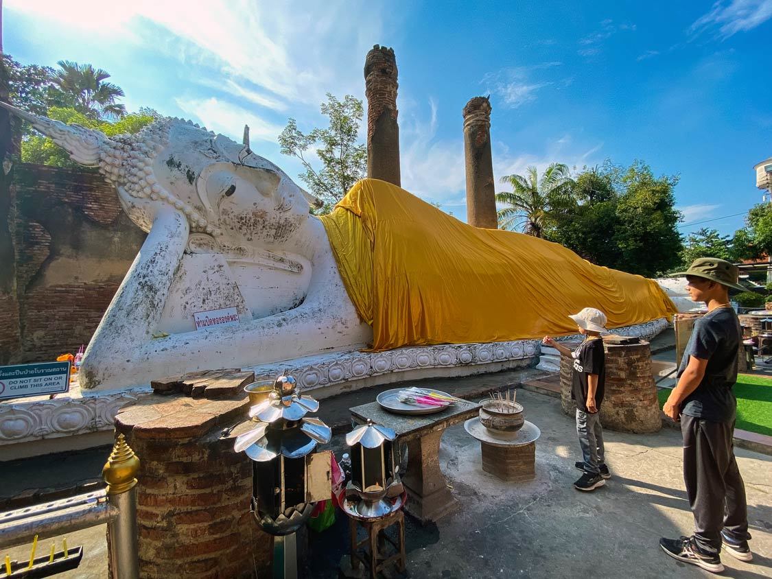 Thailand with children at the reclining Buddha in Ayutthaya