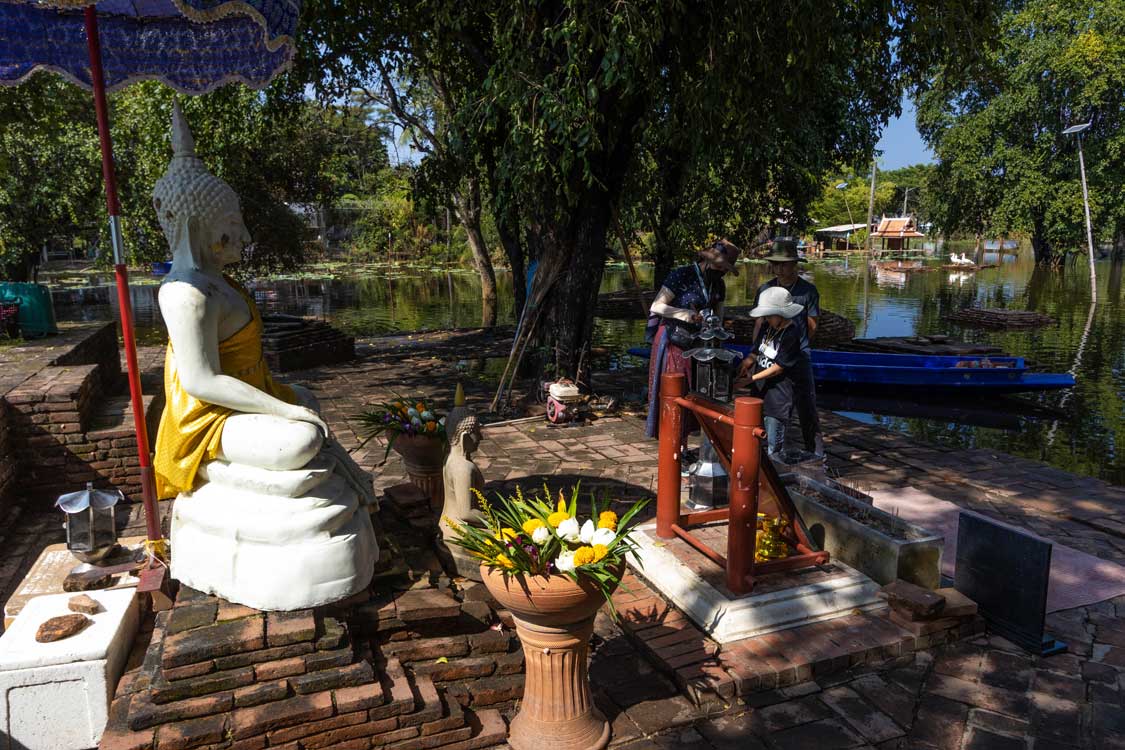 Family visiting the flooded Wat Phra Ngam in Ayutthaya