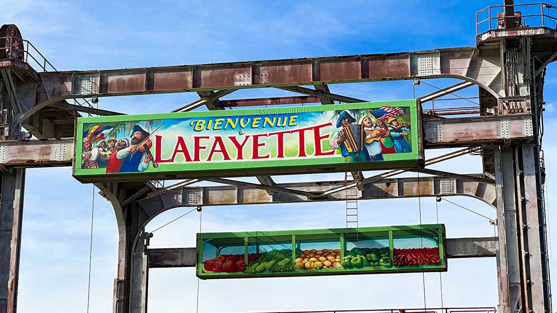 Things to do in Lafayette, Louisiana sign on a bridge saying "Bienvenue a Lafayette"