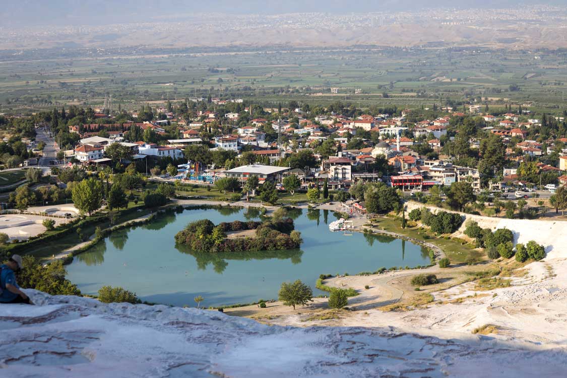 An oasis-like lake in Pamukkale, Turkiye
