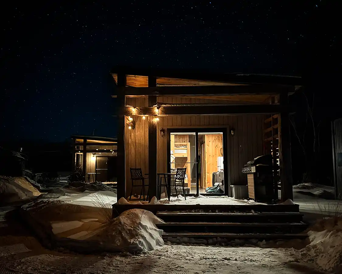 Tiny cabins beneath a starry sky near La Mauricie National Park