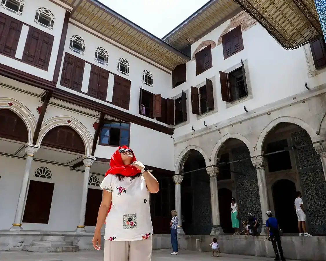 Woman wth a headscarf in Topkapi Palace