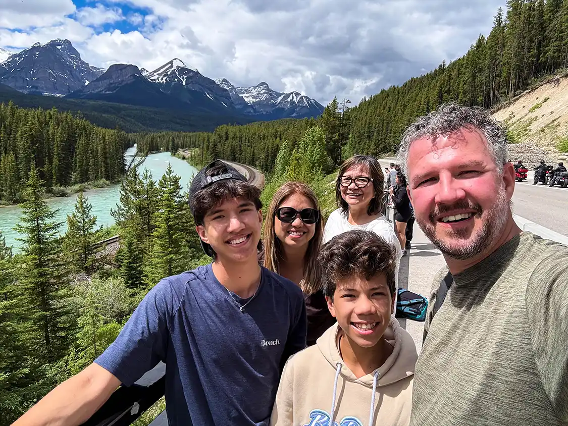 Wagar family with Maria de Rivera at Morantz Corner Banff